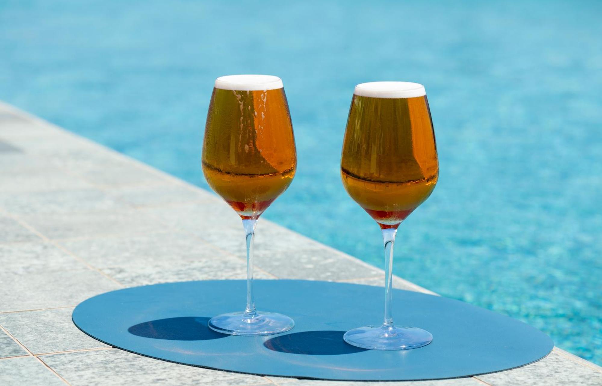 Atzavara Hotel & Spa Санта-Сусанна Экстерьер фото Beer in wine glasses